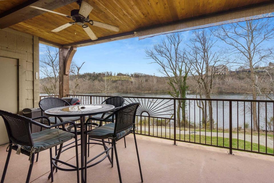 Taneycomo Retreat - Lakefront Condo House in Ozark Mountains