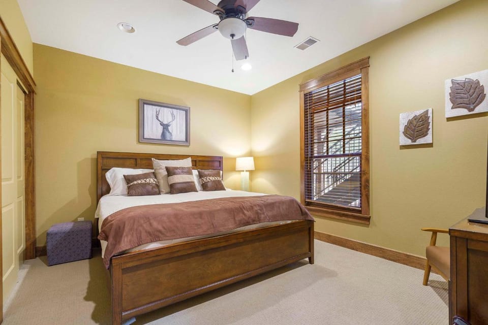 Taneycomo Retreat - Lakefront Condo House in Ozark Mountains