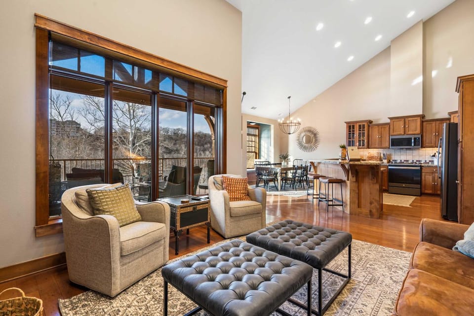 Penthouse 7 on Taneycomo - Chic Waterfront Condo House in Ozark Mountains