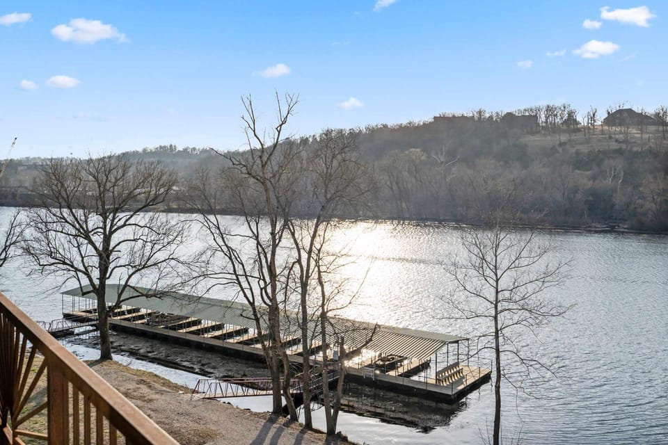 Penthouse 7 on Taneycomo - Chic Waterfront Condo House in Ozark Mountains