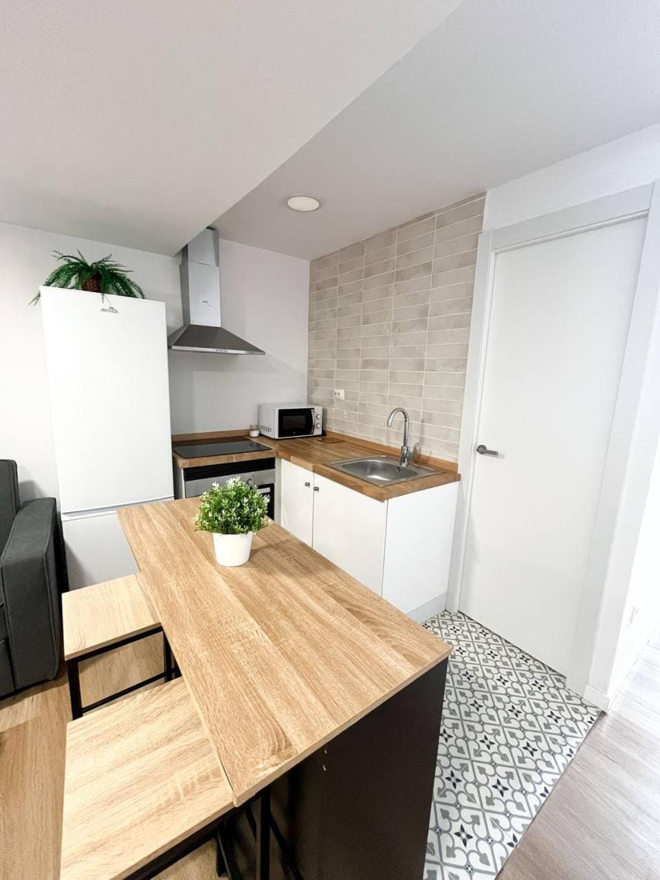 Kitchen or kitchenette, Dining area, stove