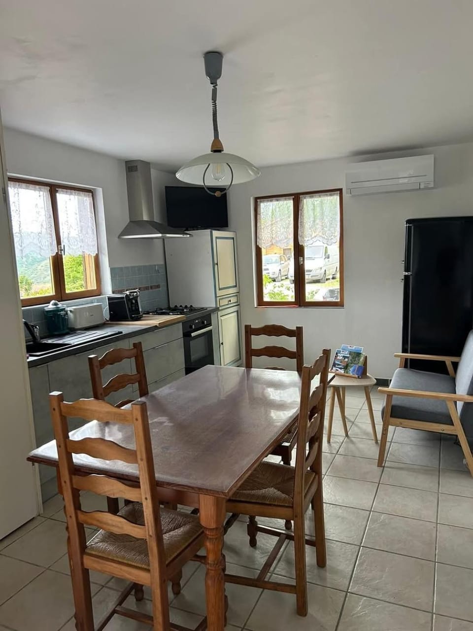 Kitchen or kitchenette, Living room, Dining area, oven, pet friendly, stove