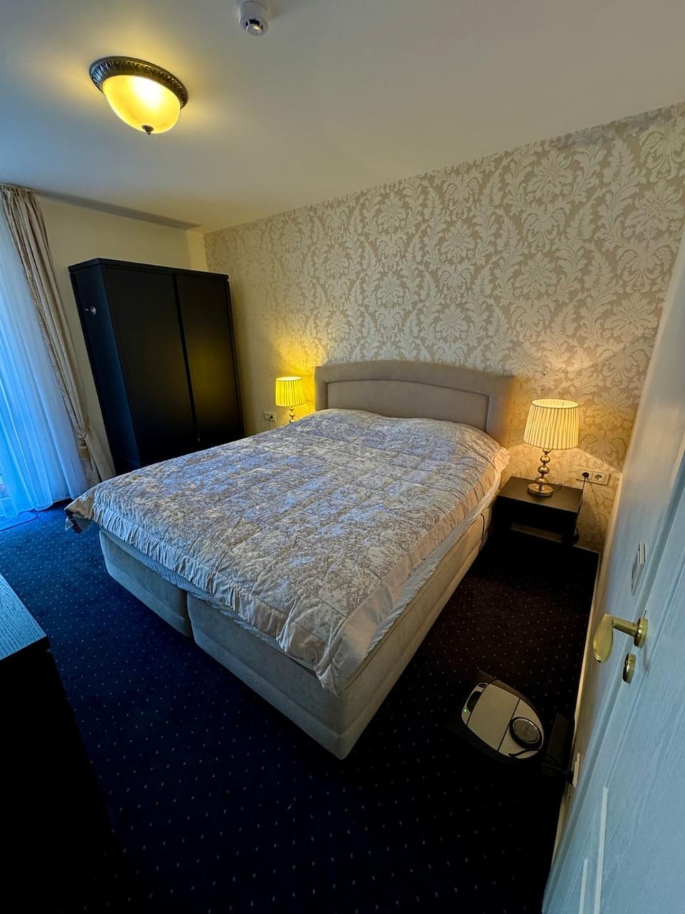 Bed, TV and multimedia, Bedroom, Inner courtyard view, towels, air conditioner