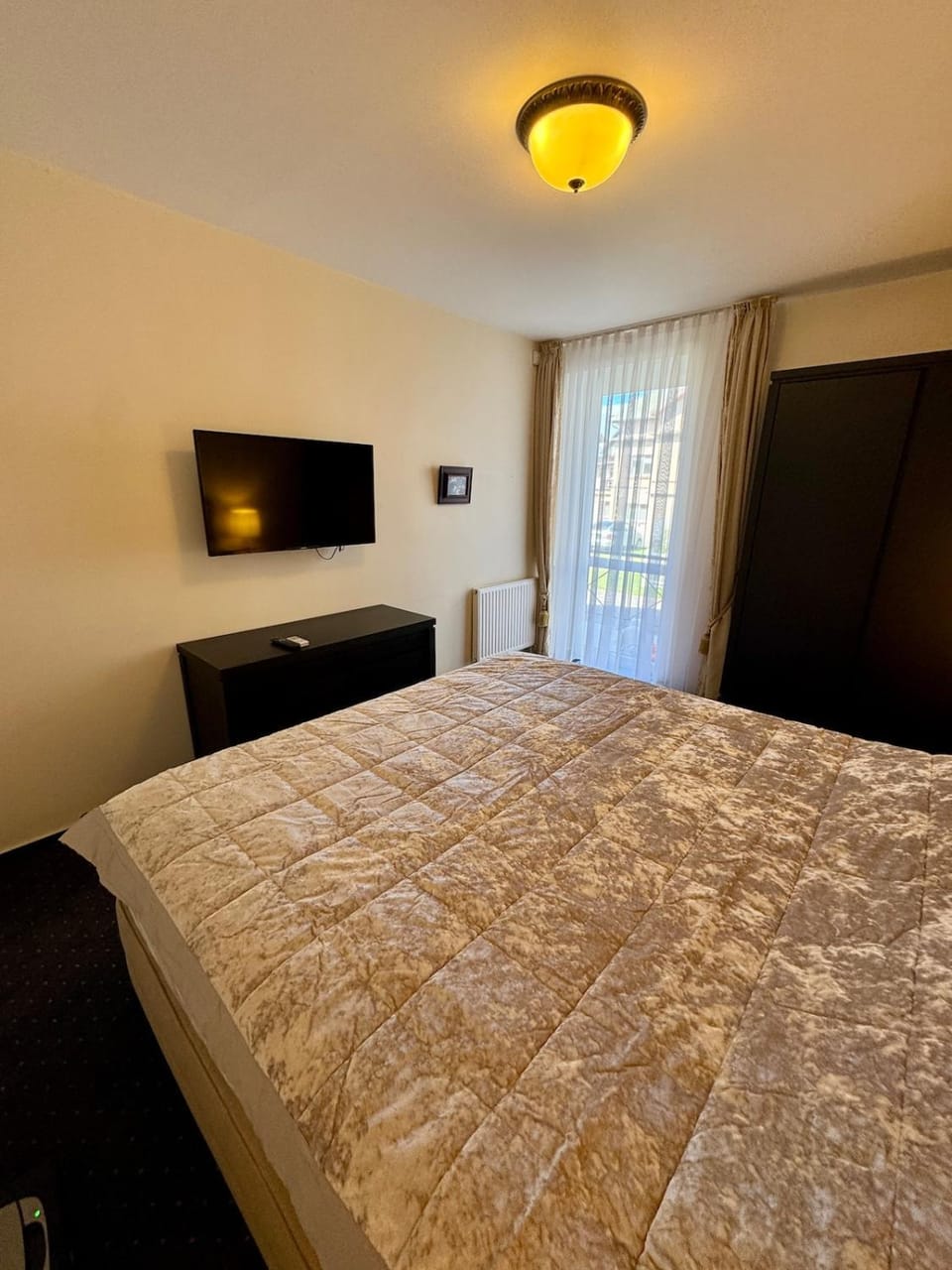 Bed, TV and multimedia, Bedroom, Inner courtyard view, air conditioner