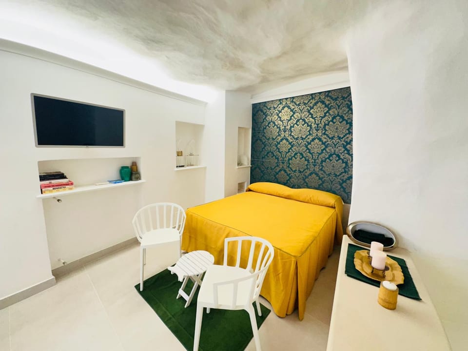 Bed, TV and multimedia, Photo of the whole room, Bedroom