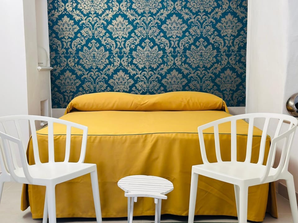 Bed, Photo of the whole room, Decorative detail, Bedroom