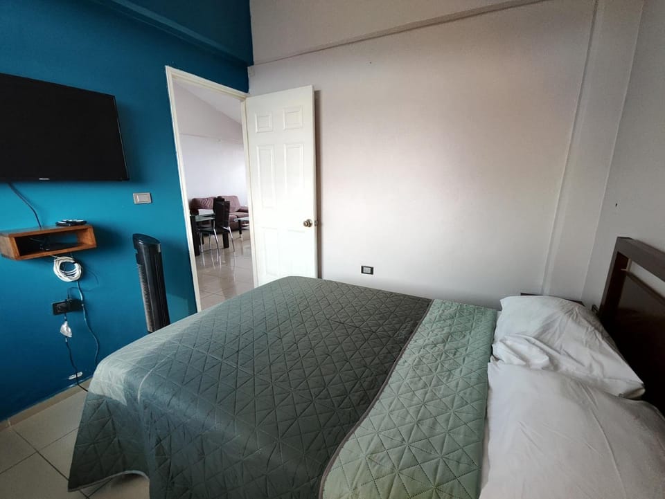 Bed, TV and multimedia, Bedroom