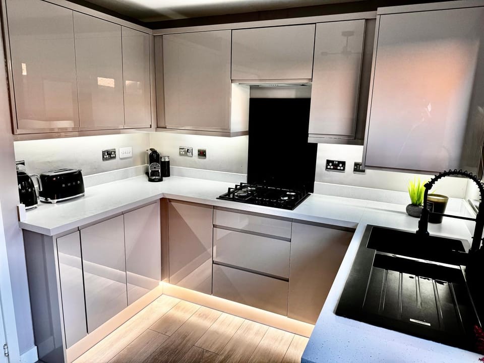 Modern 2-Bed House with Parking Near City & UHW Hosp Apartment in Cardiff