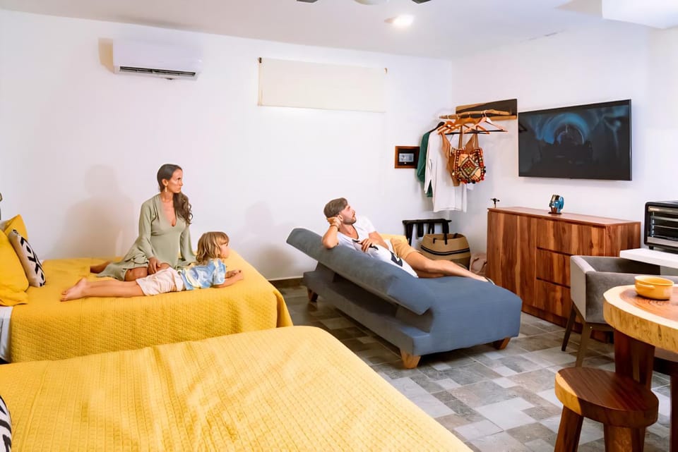 Bed, TV and multimedia, Photo of the whole room, Bedroom, Family