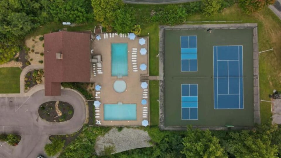 Tennis court, Swimming pool