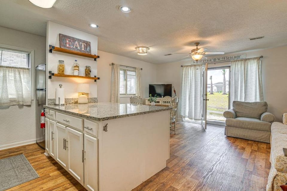 Surfside - Excellent Location - Just minutes from beach & lots of fun Apartment in Surfside Beach