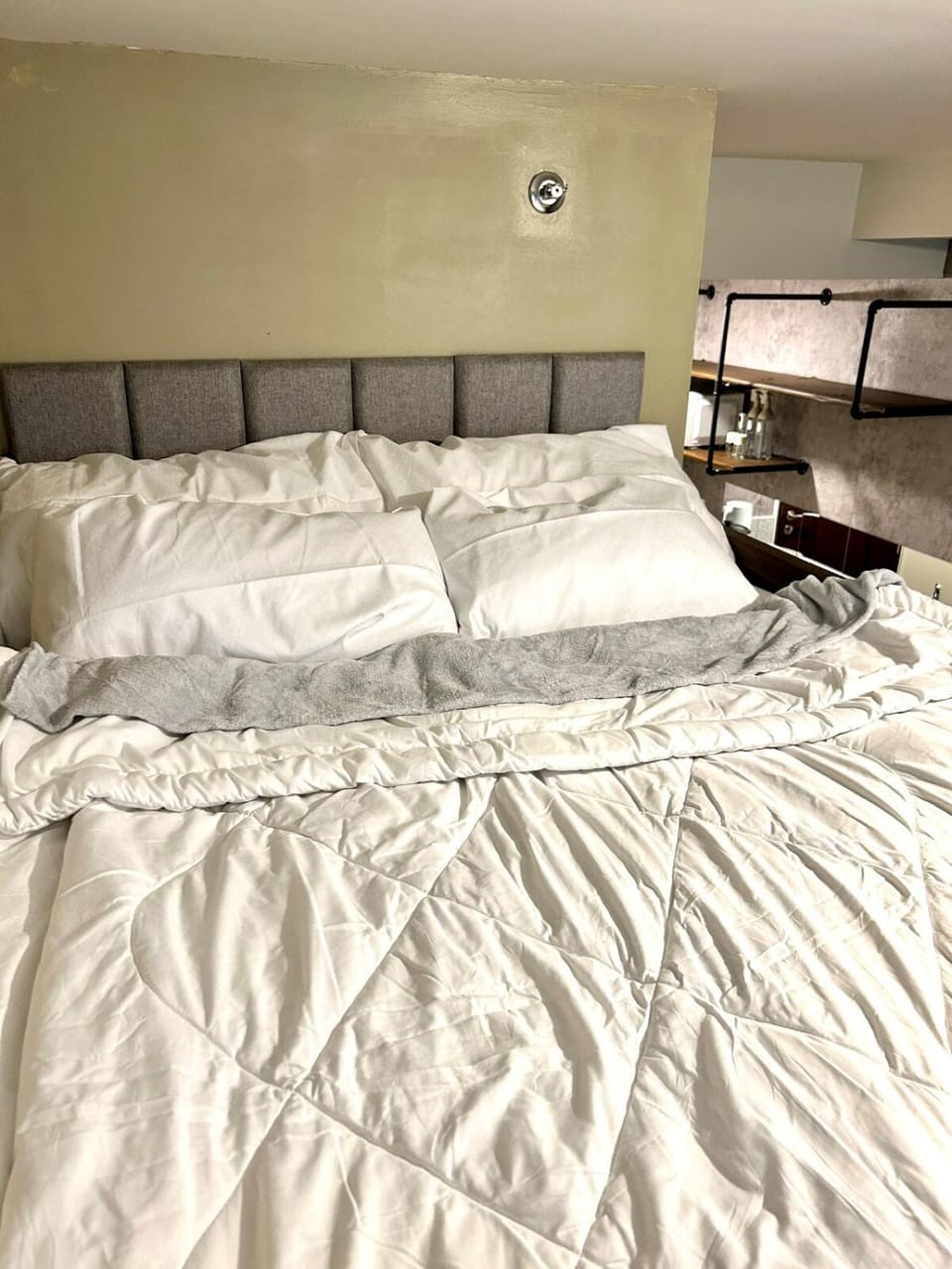 Cozy Studio near Nuvali, Enchanted Kingdom - Private Cinema with Netflix & Disney Plus with Free Pool Access Apartment in Calabarzon