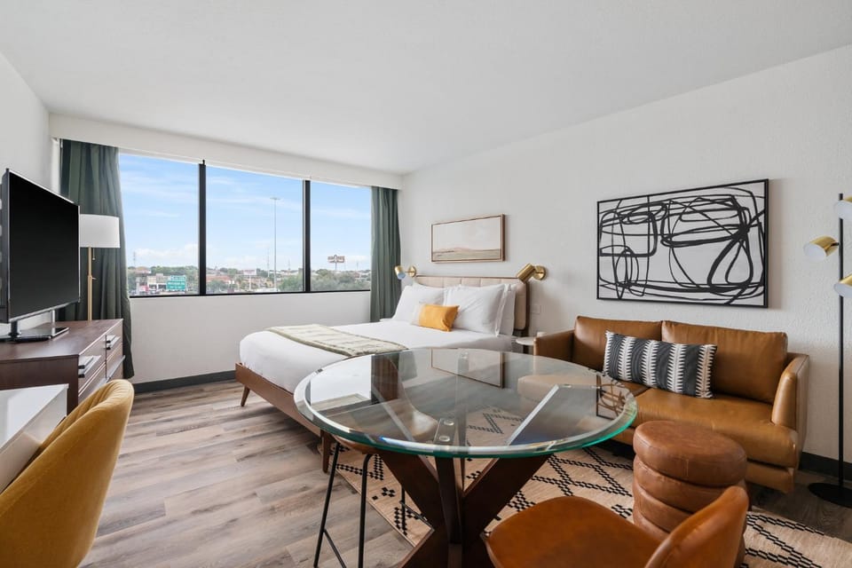 Bed, TV and multimedia, Living room, Photo of the whole room, Seating area, Bedroom