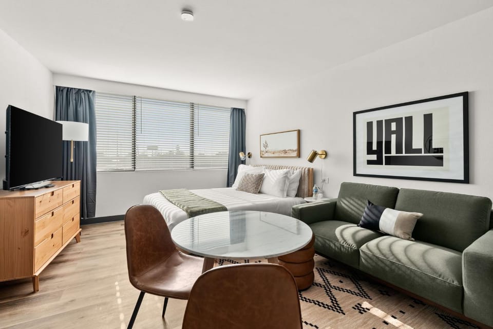 Bed, TV and multimedia, Living room, Photo of the whole room, Dining area, Bedroom