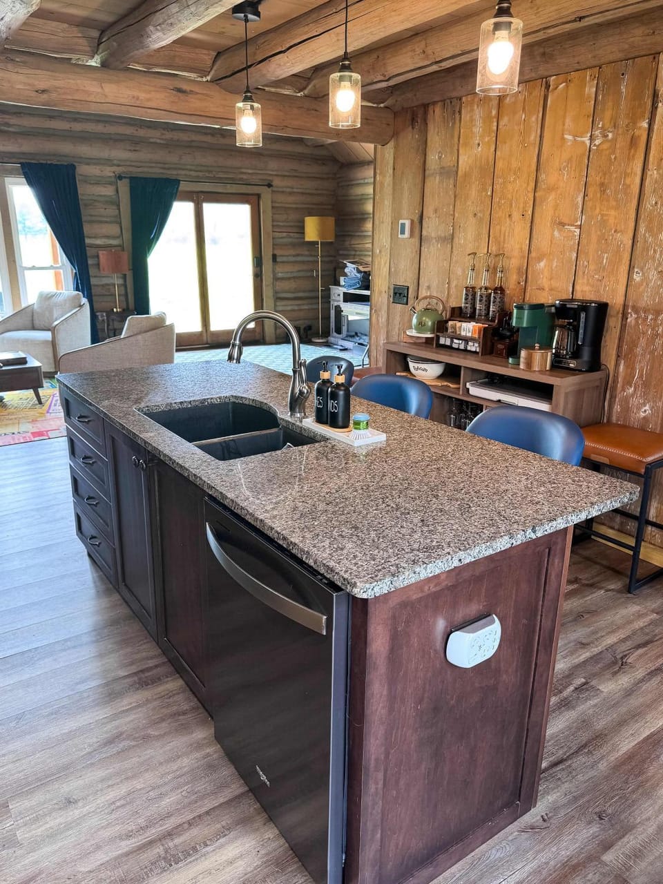 A Novel Stay 3 bed 2 bath log cabin in Shelbyville, IL Cabin in Illinois