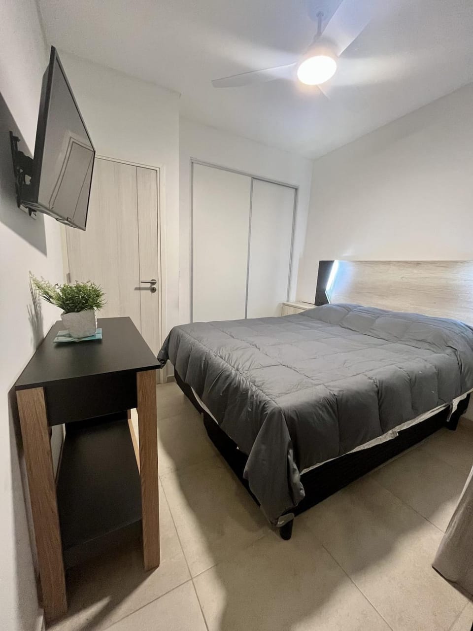 Bed, TV and multimedia, Photo of the whole room, Bedroom