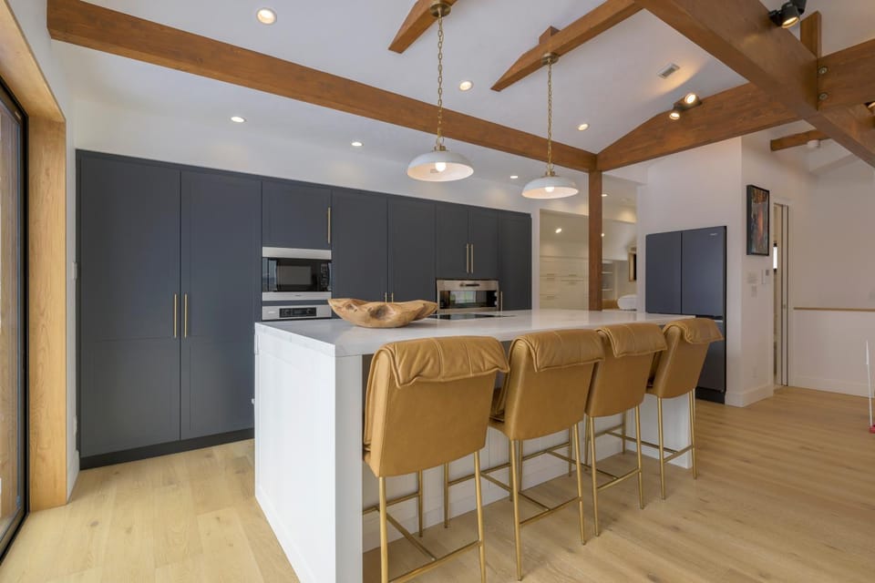 Coffee/tea facilities, dishwasher, microwave, oven, stove, kitchen