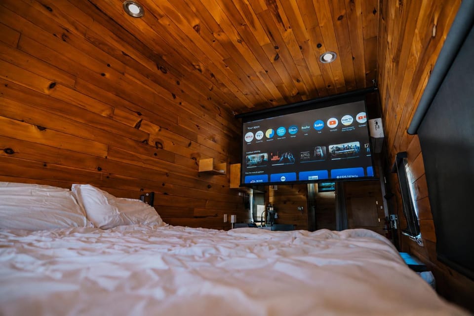 Bed, TV and multimedia, Photo of the whole room, Bedroom