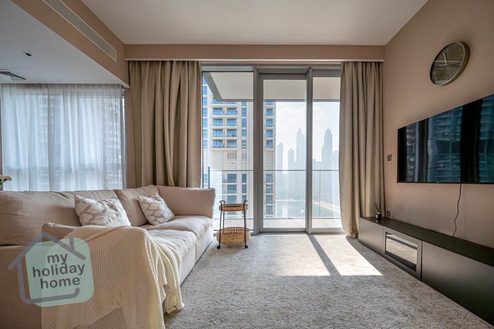 Luxury 1BR w-Pool & Sea View Palm Jumeirah Apartment in Dubai
