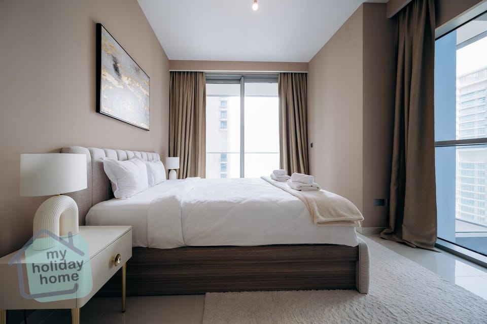 Luxury 1BR w-Pool & Sea View Palm Jumeirah Apartment in Dubai