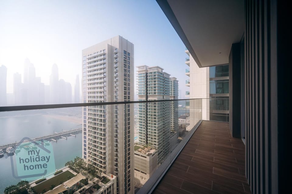 Luxury 1BR w-Pool & Sea View Palm Jumeirah Apartment in Dubai
