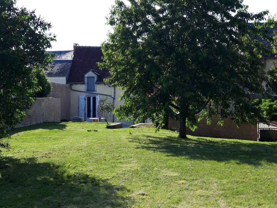 Charmante maison au cœur du Berry avec jardin et terrasse - FR-1-591-744 House in Centre-Val de Loire