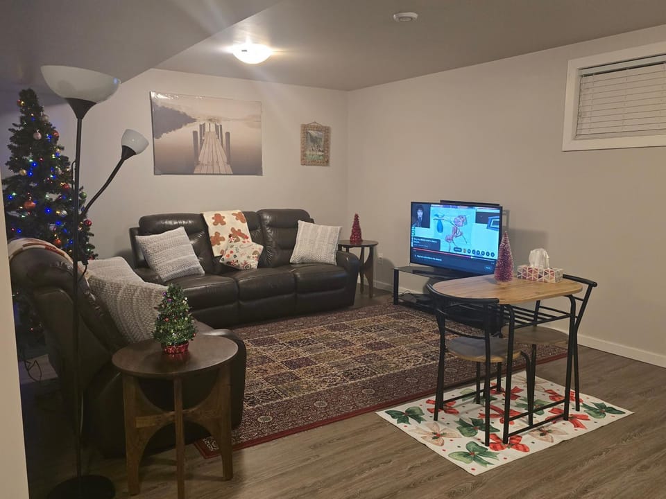 TV and multimedia, Living room, Seating area, Dining area, Evening entertainment
