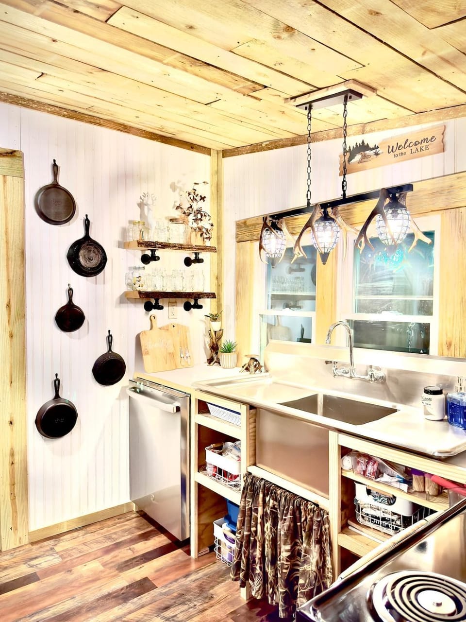 Kitchen or kitchenette, dishwasher