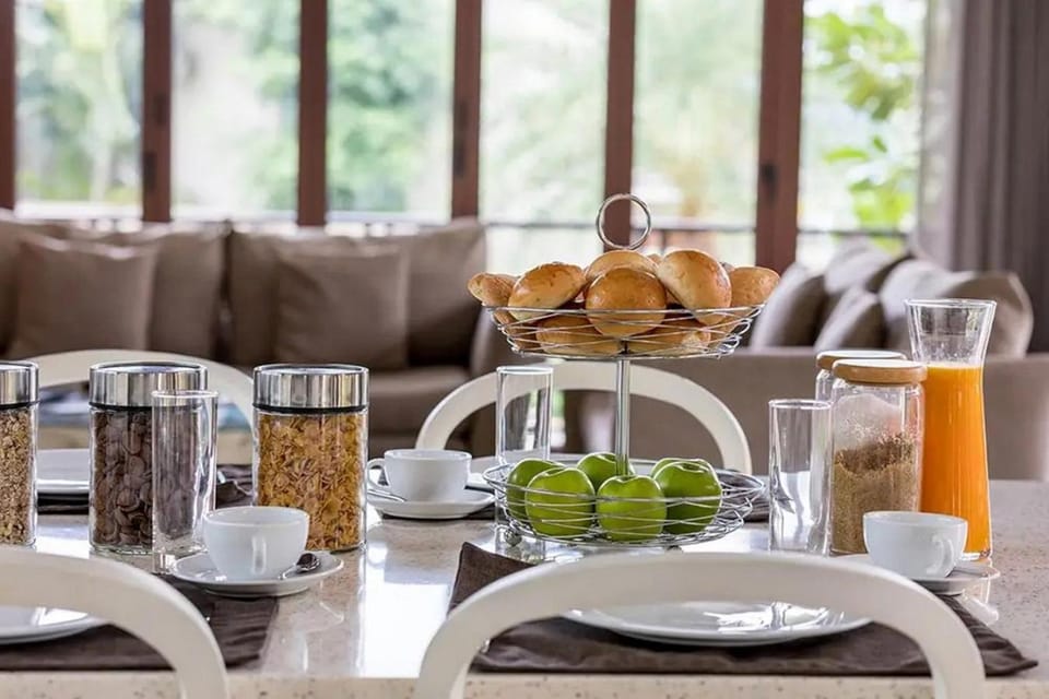 Living room, Food and drinks, Seating area, Dining area, Food, Drinks