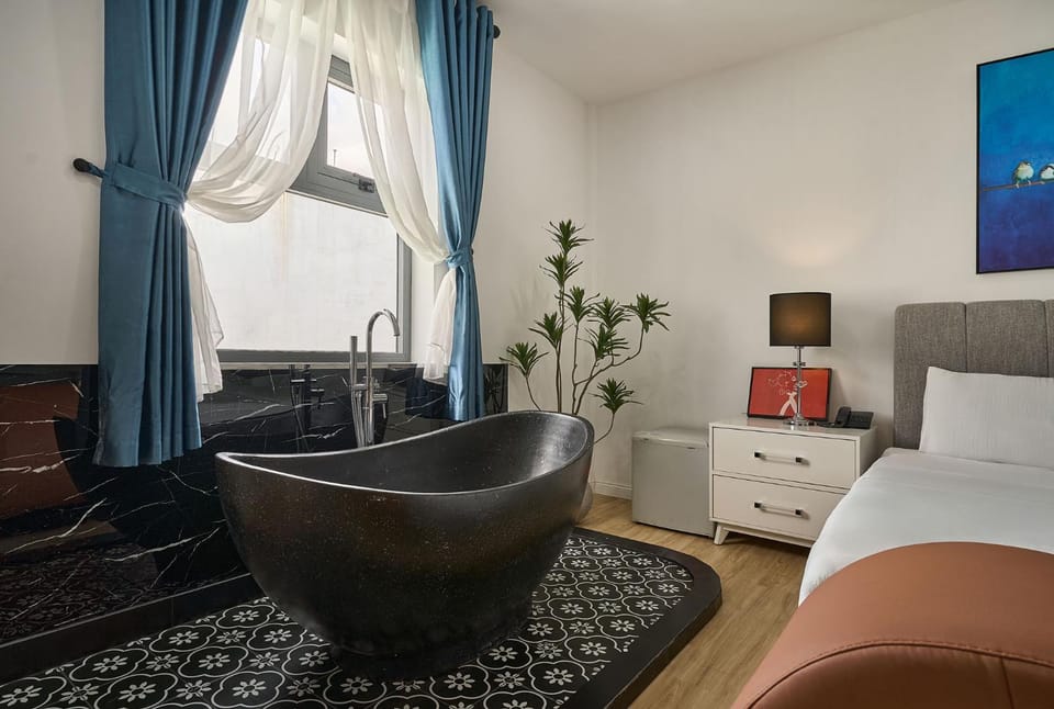 Bed, Hot Tub, TV and multimedia, Living room, Photo of the whole room, Seating area, Bedroom, Bath