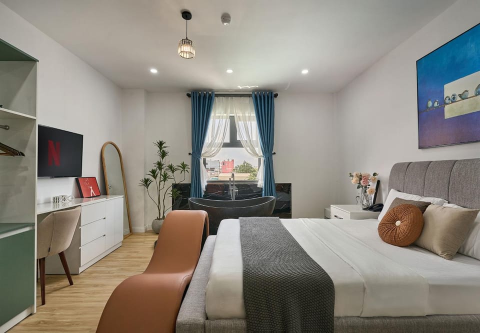 Bed, TV and multimedia, Living room, Photo of the whole room, Seating area, Bedroom, hair dresser