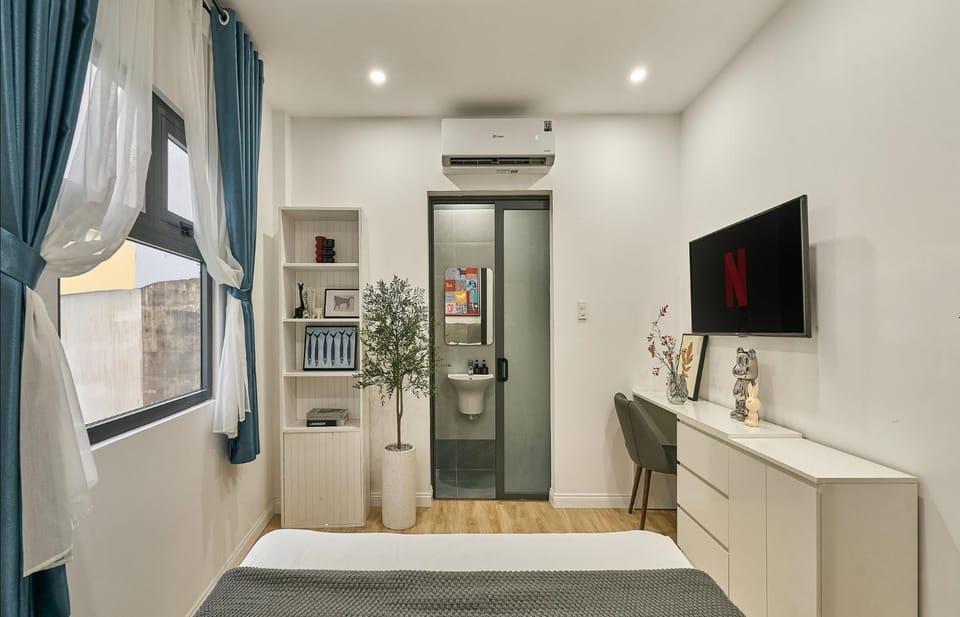 Shower, TV and multimedia, Kitchen or kitchenette, minibar, air conditioner