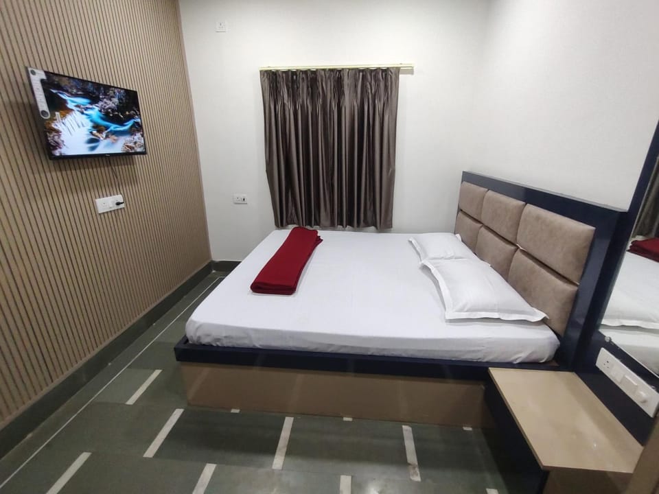 Bed, TV and multimedia, Bedroom
