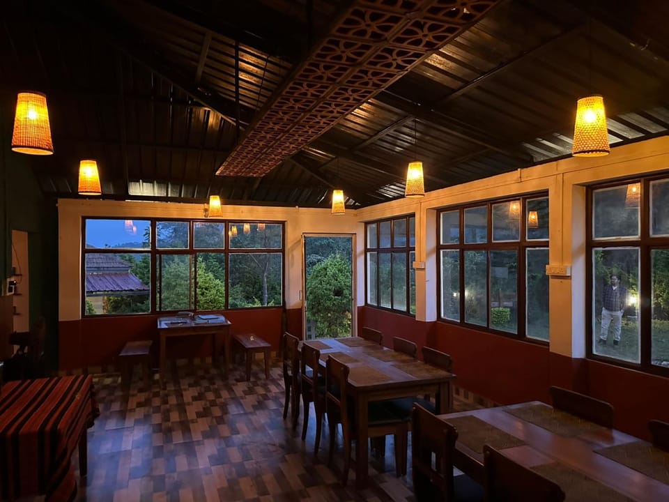 Restaurant/places to eat, Restaurant/places to eat, Dining area