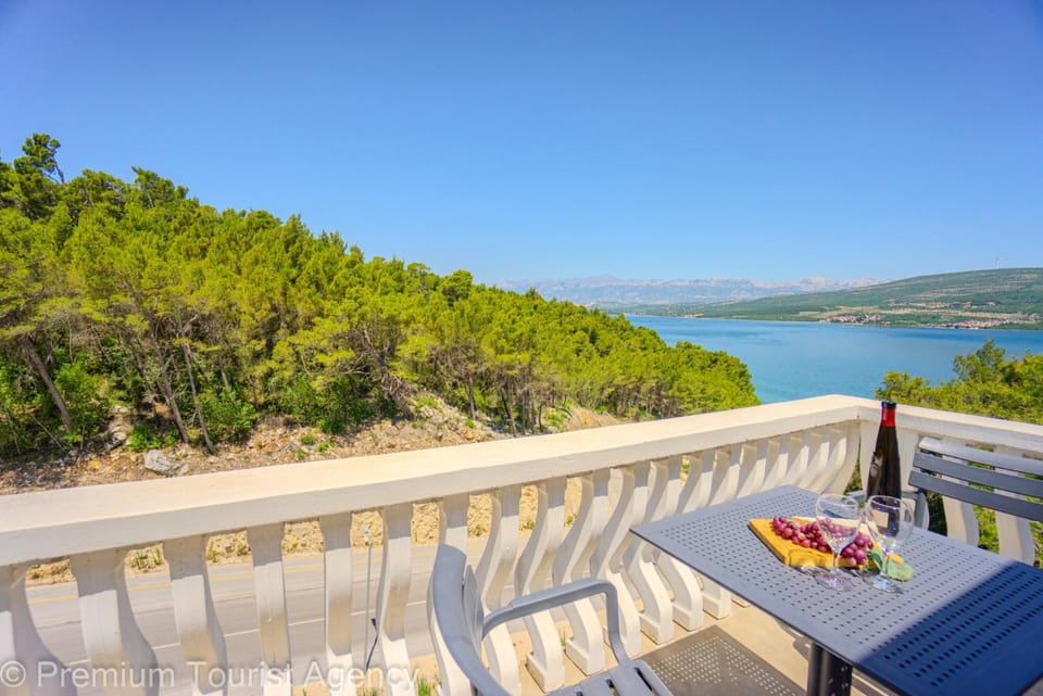 Natural landscape, View (from property/room), Balcony/Terrace, Dining area, Lake view, Mountain view, Sea view