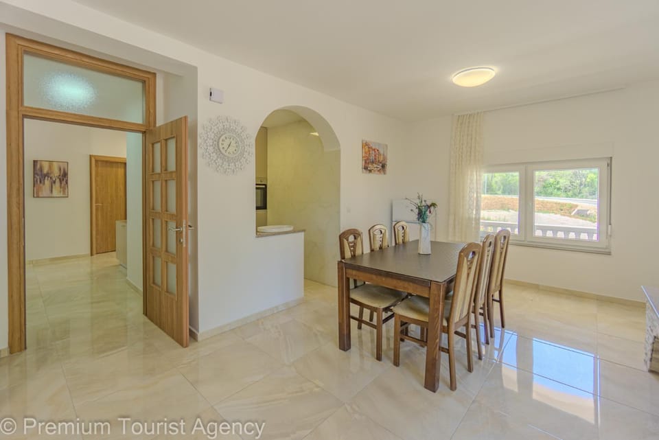 Seating area, Dining area