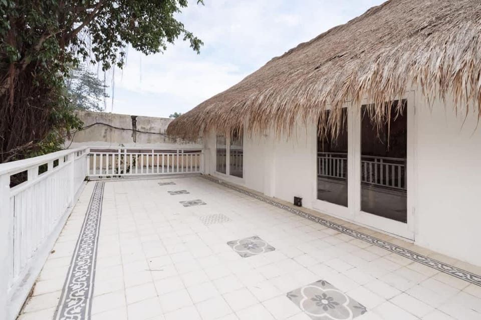 European-Inspired Villa Near Beach & Dining House in Pemenang
