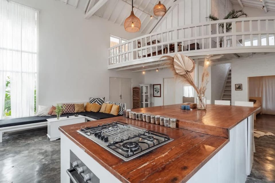 European-Inspired Villa Near Beach & Dining House in Pemenang