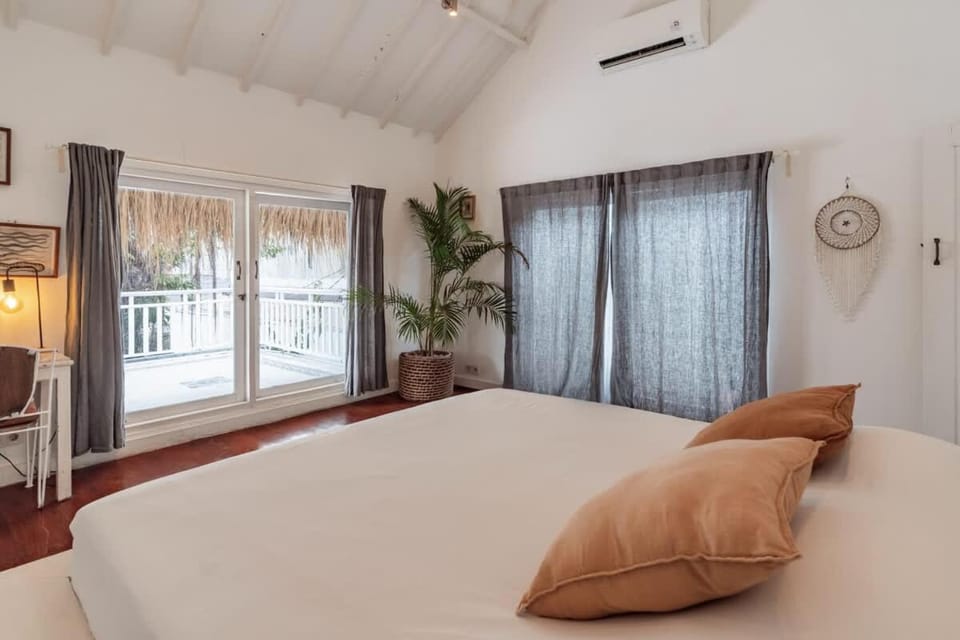 European-Inspired Villa Near Beach & Dining House in Pemenang