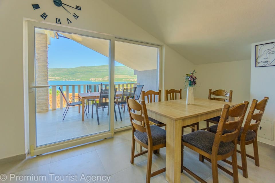 View (from property/room), Balcony/Terrace, Living room, Seating area, Dining area, Mountain view, Sea view