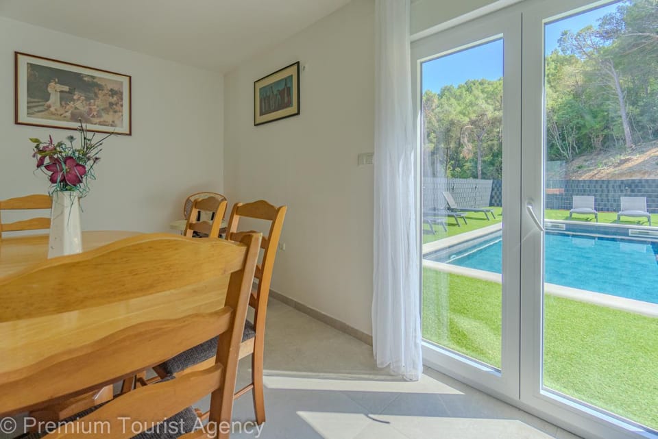 Dining area, Pool view, sunbed