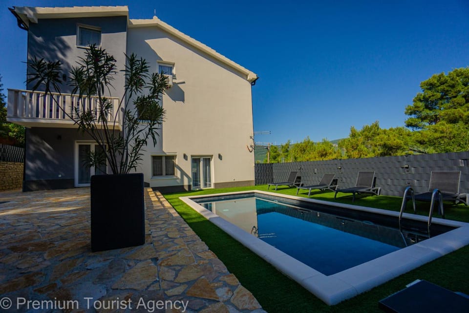 Property building, Swimming pool, sunbed