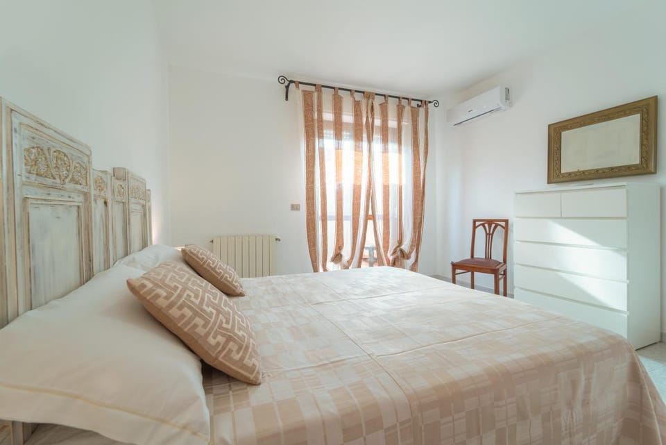 Bed, Photo of the whole room, Bedroom, wardrobe, air conditioner