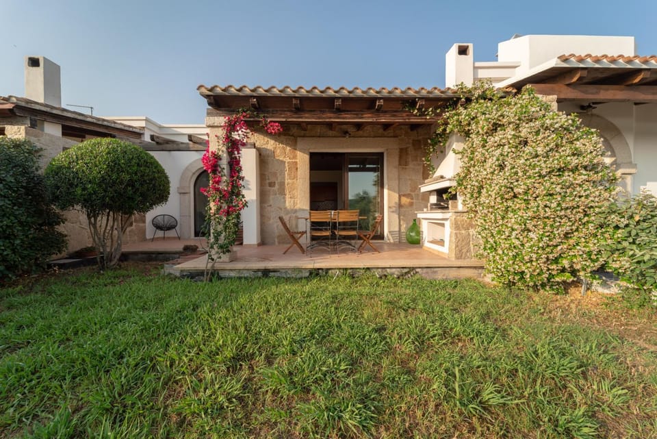 Property building, Patio, Day, Garden, Garden view