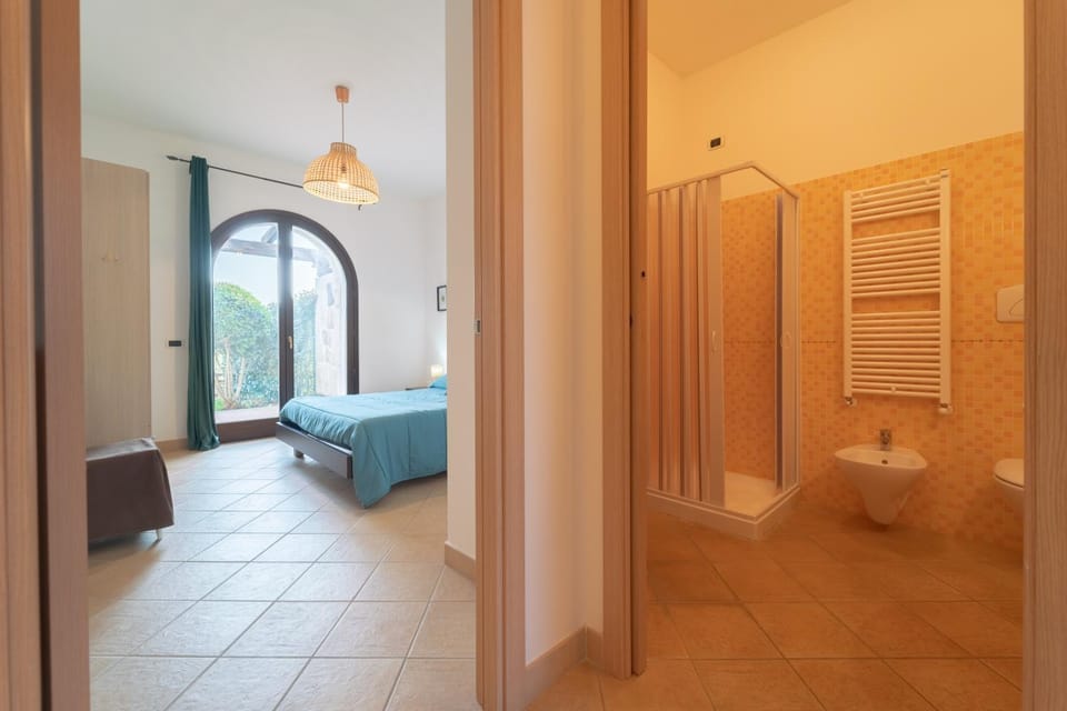 Shower, Toilet, Bed, Bathroom, Photo of the whole room, Bedroom