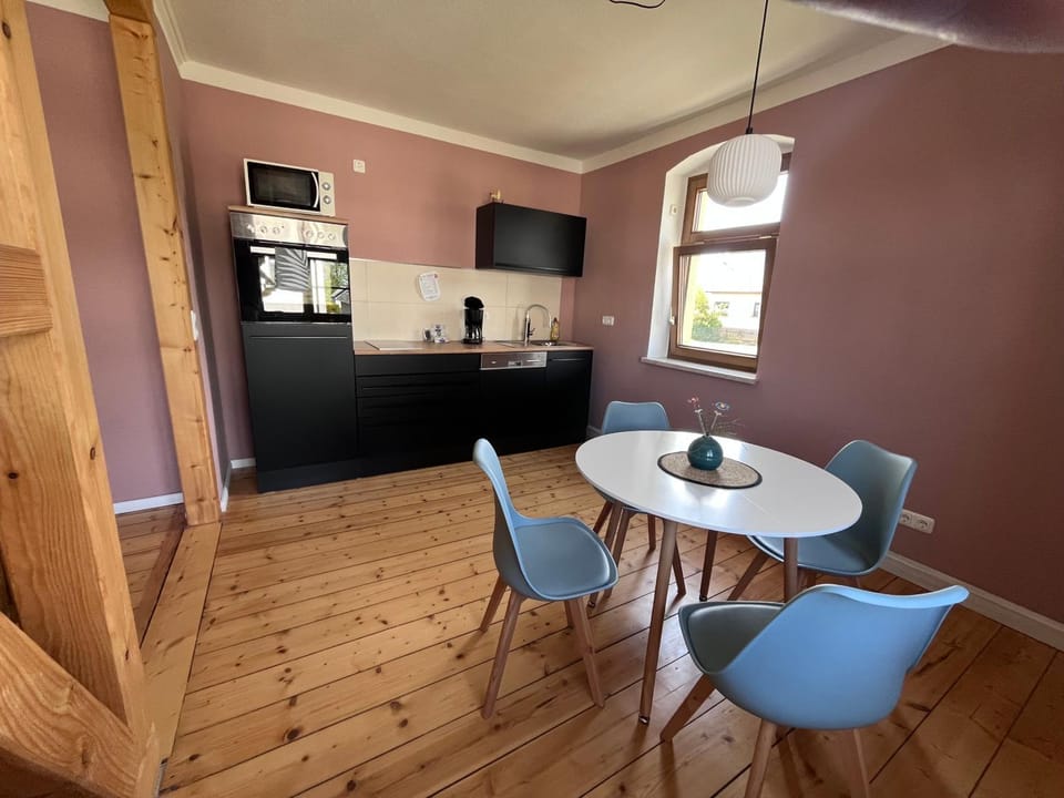 Kitchen or kitchenette, Seating area, dishwasher, kitchen