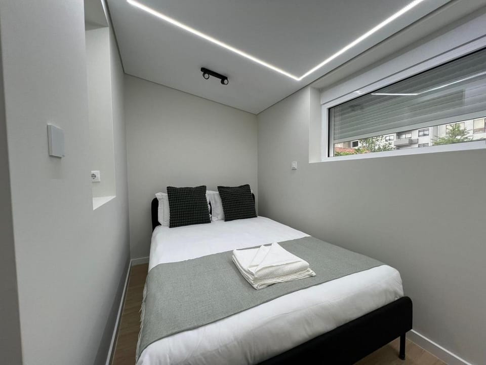 Photo of the whole room, Bedroom, towels