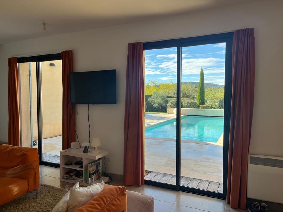 TV and multimedia, Seating area, Pool view