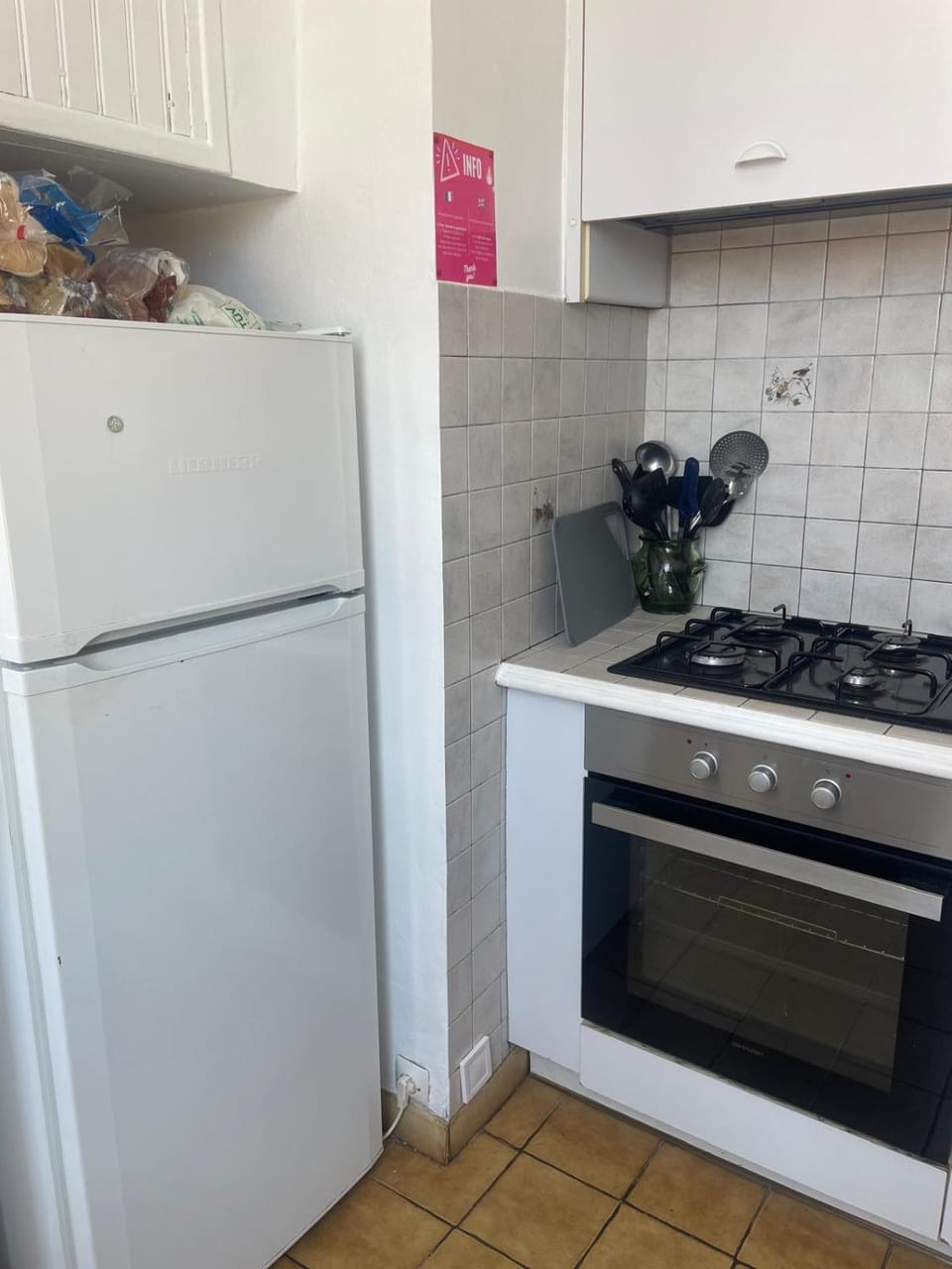 Kitchen or kitchenette, oven