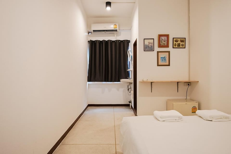 Bed, Bedroom, towels, air conditioner